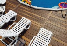 דק סינטטי מותקן בבריכה