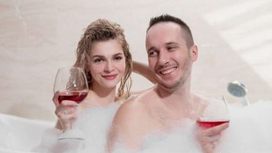 זוג בתוך אמבט קצף עם יין - רעיון נפלא ליום האהבה