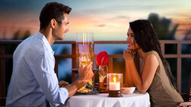 ארוחת ערב רומנטית לאור נרות עם יין