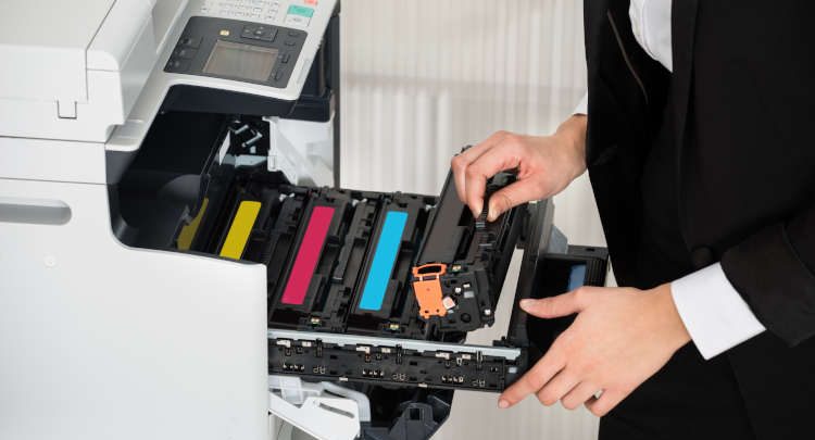 איש עסקים מחליף טונר במדפסת